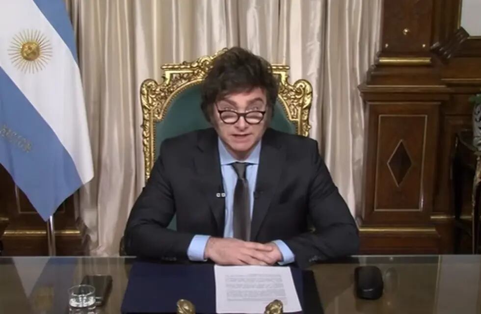 El presidente, Javier Milei, leyendo su discurso de fin de año.
