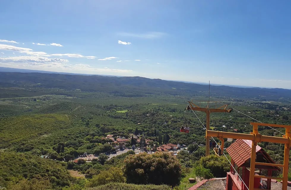 Los Cocos, departamento Punilla, desde lo alto de su aerosilla. Verano 2021. (Foto: VíaCarlosPaz).