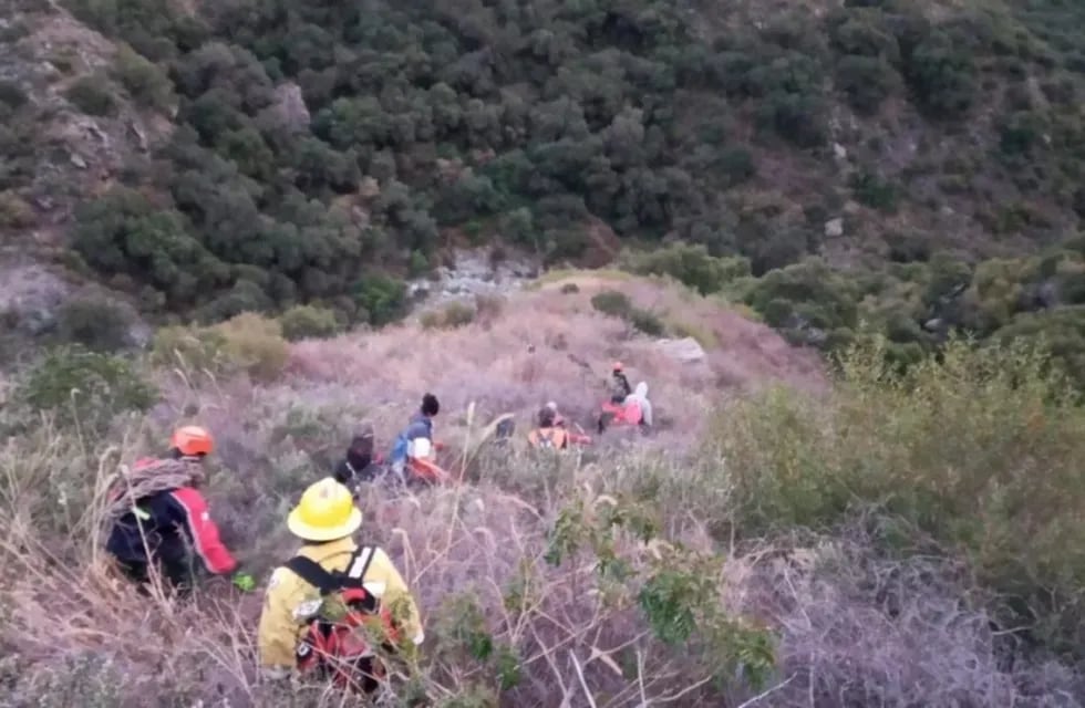 El grupo de rescate baja con los turistas de Entre Rios que se extraviaron en las sierras de Comechingones. Gentileza El Diario