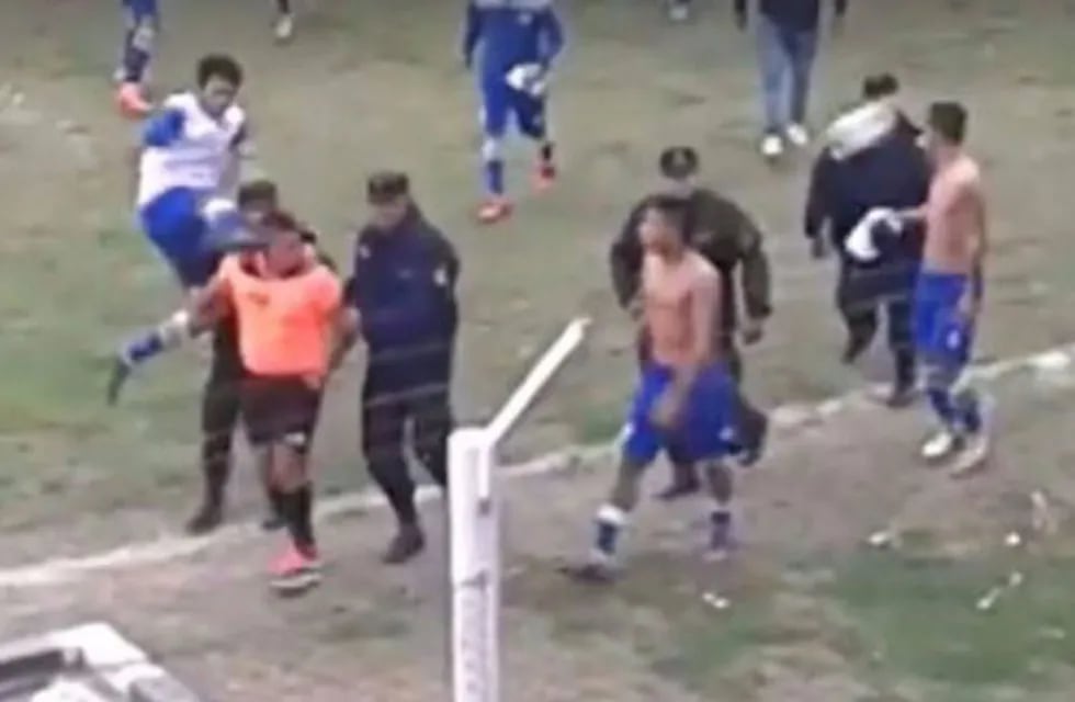 Brutal agresión a un árbitro en la final de la Liga Güemense de fútbol.