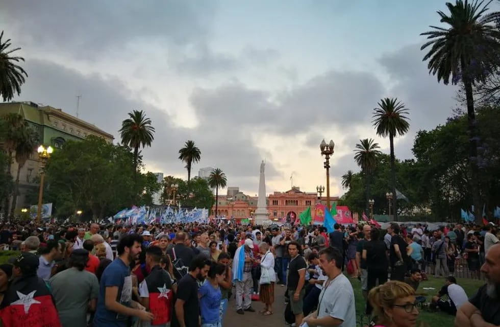 Marcha de la Resistencia en Plaza de Mayo. (Foto: @norberlopez)