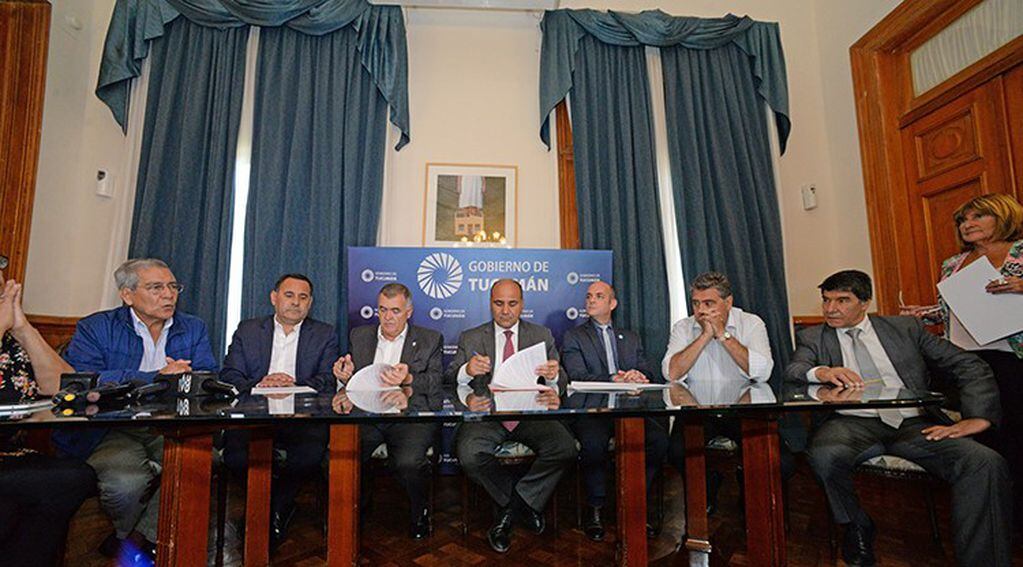 El gobernador, Juan Manzur, firmó el acta y por tercer año consecutivo activará la cláusula gatillo. (Comunicación Gobierno Tucumán)