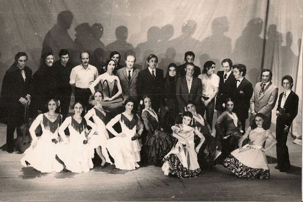 Ismael Jaka con elenco de baile del Club Español (archivo)