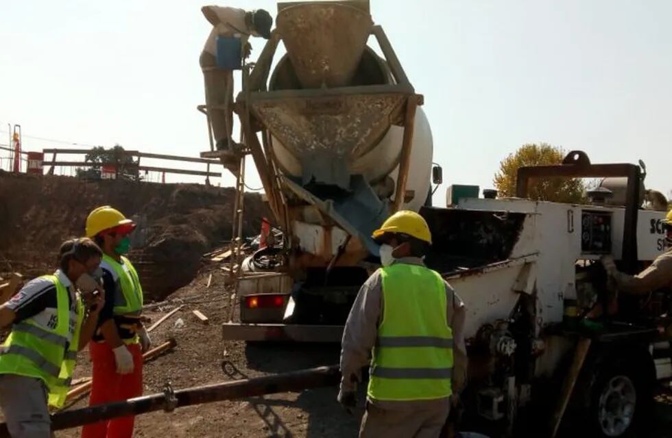 El Gobierno provincial reanudó la obra del puente de la Ruta Provincial 13 sobre el canal Vila Cululú. (@misphsf)