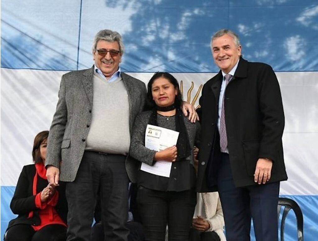 El presidente del Renatre, Ramón Ayala, y el gobernador Morales, en la entrega de Libretas rurales, este jueves en la Expodinámica del Norte 2019.