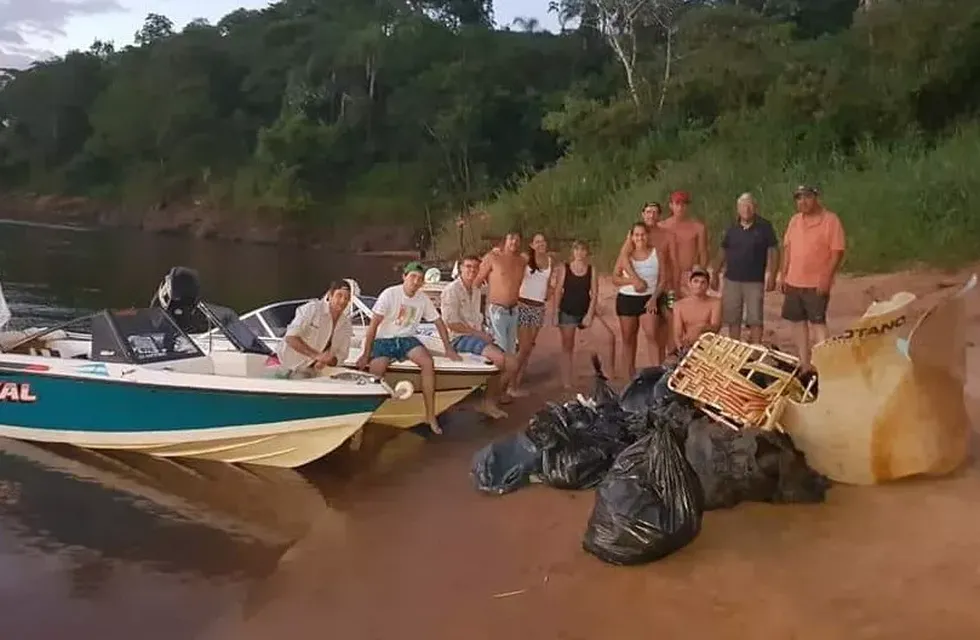 Diferentes grupos realizaron una limpieza del río en Montecarlo.