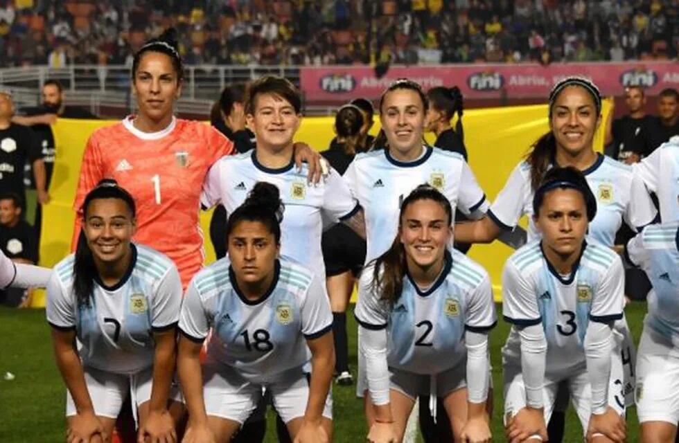 Seleccionado argentino de fútbol femenino antes del partido que perdió 5 a 0 enfrentando a Brasil. (AFP)