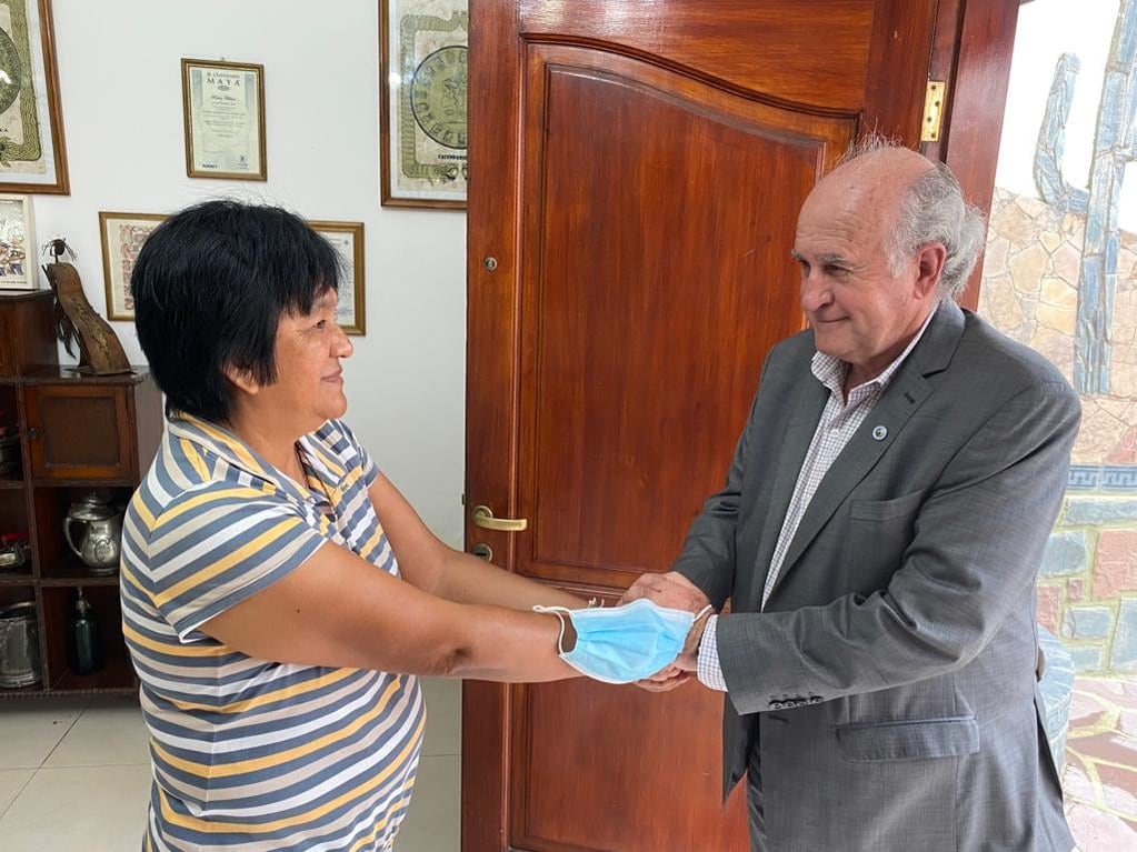 El senador Oscar Parrilli visitó a la referente de la organización social y política Tupac Amaru, Milagro Sala, en su casa del barrio Cuyaya de San Salvador de Jujuy.