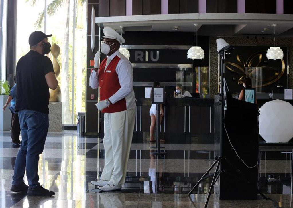 Empleados de cadenas de hoteles que comenzaron a recibir turismo en el balneario de Cancún en Quintana Roo (México) EFE/Alonso Cupul