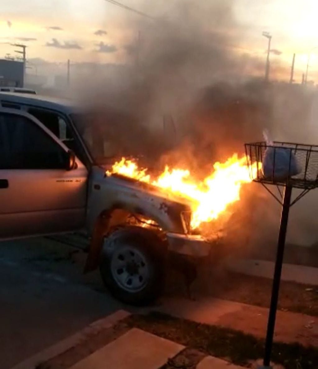 Incendio camioneta Barrio Don Pablo Arroyito