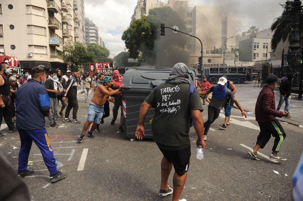 Incidentes afuera del Congreso: mientras se debate el acuerdo con el FMI.