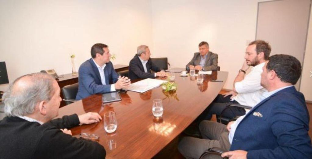 El gobernador Domingo Peppo reunido en Buenos Aires, con los titulares de la petrolera Naviera Sur.