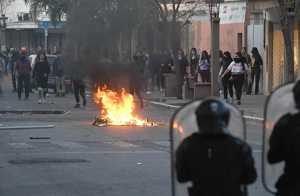 Disturbios durante la marcha en reclamo por la muerte de Agostina Trigo.
Foto: José Gutiérrez/ Los Andes