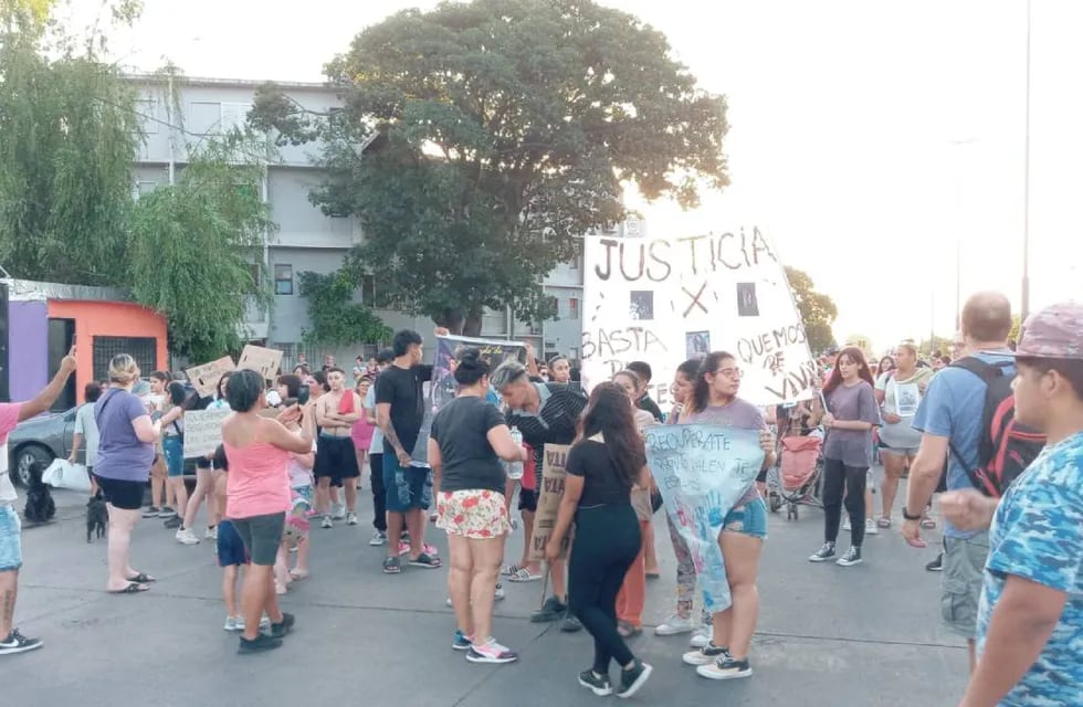 El sábado se llevó a cabo una protesta frente a la Escuela 240 "Lola Mora".