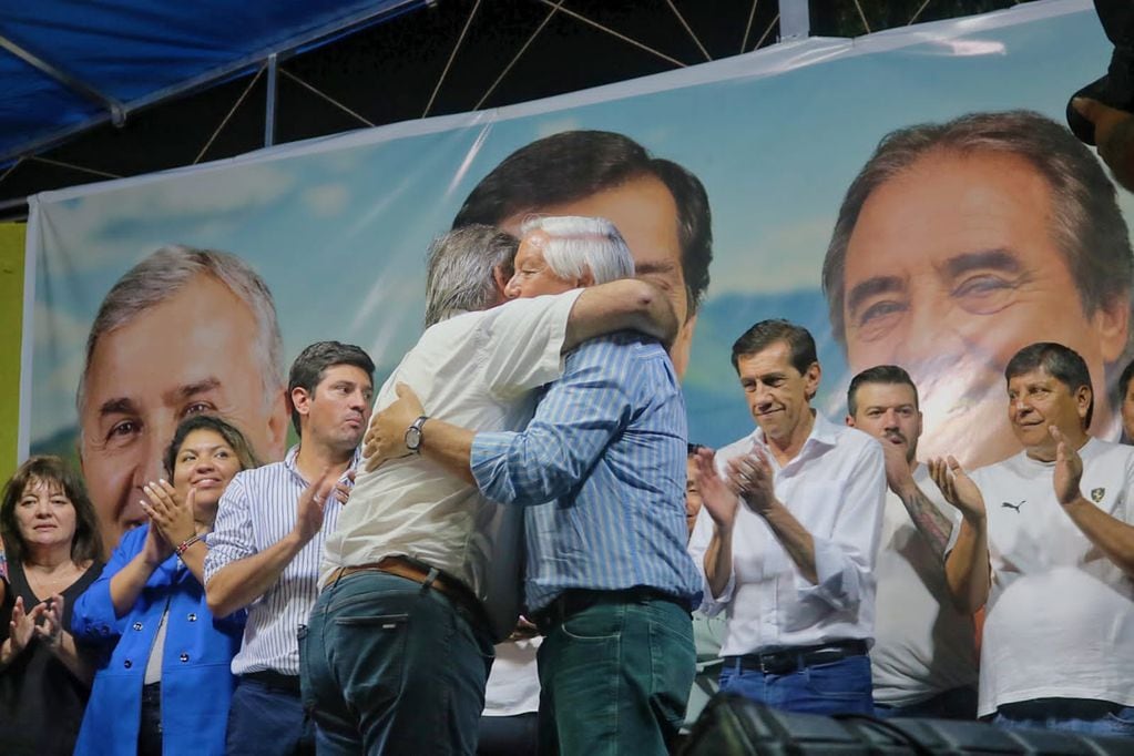 Ficoseco y Bernis, antes rivales políticos, hoy aliados en el frente Cambia Jujuy,  fundidos en un abrazo en el acto proselitista realizado en Perico.
