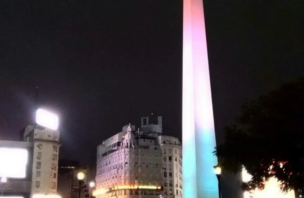 Así luce el Obelisco con los colores de la bandera de México. (Twitter/SeccionCiudad)