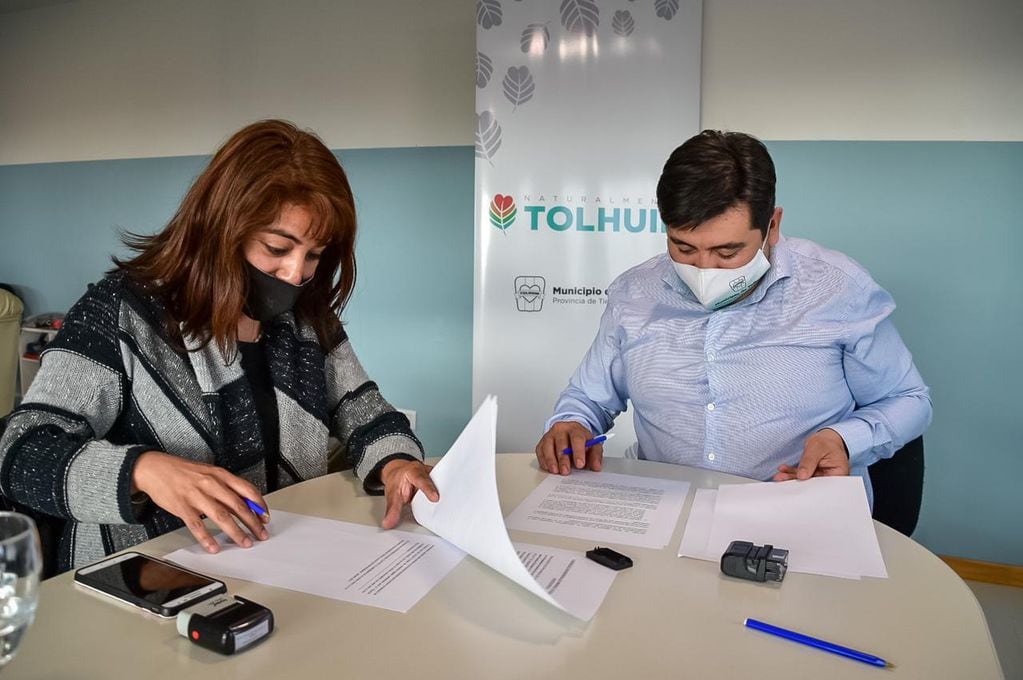 El Municipio de Tolhuin y el IPVyh firmaron un convenio con el objetivo de trabajar en conjunto brindando soluciones habitacionales integrales a las familias.