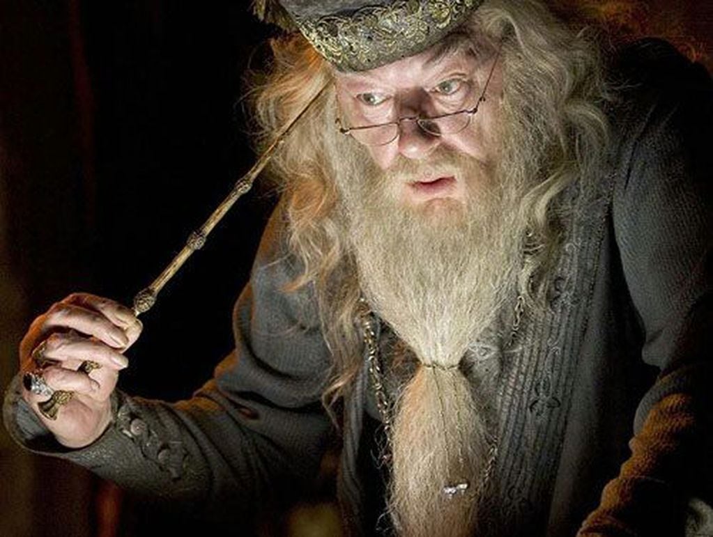 Albus Dumbledore con la Varita de Saúco.