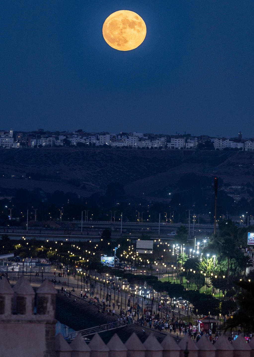 La "Superluna Azul", la segunda luna llena de un mes calendario, se eleva detrás de la torre de Gálata en Estambul