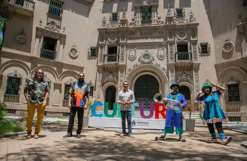 Cacho Garay, Hugo Varela y otros artistas durante el lanzamiento de la temporada de Verano lanzada por el ministerio de Cultura de la provincia. Gentileza Gobierno de Mendoza