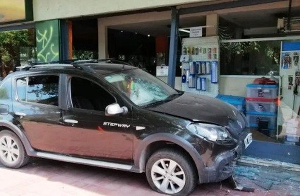 La camioneta Sandero chocó contra una moto, un auto estacionado y terminó casi dentro de un negocio.