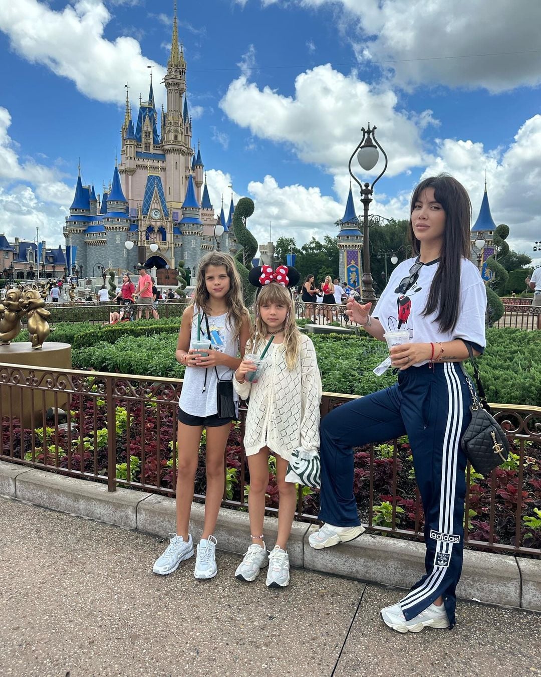 Wanda Nara junto a Francesca e Isabella en Disney Land