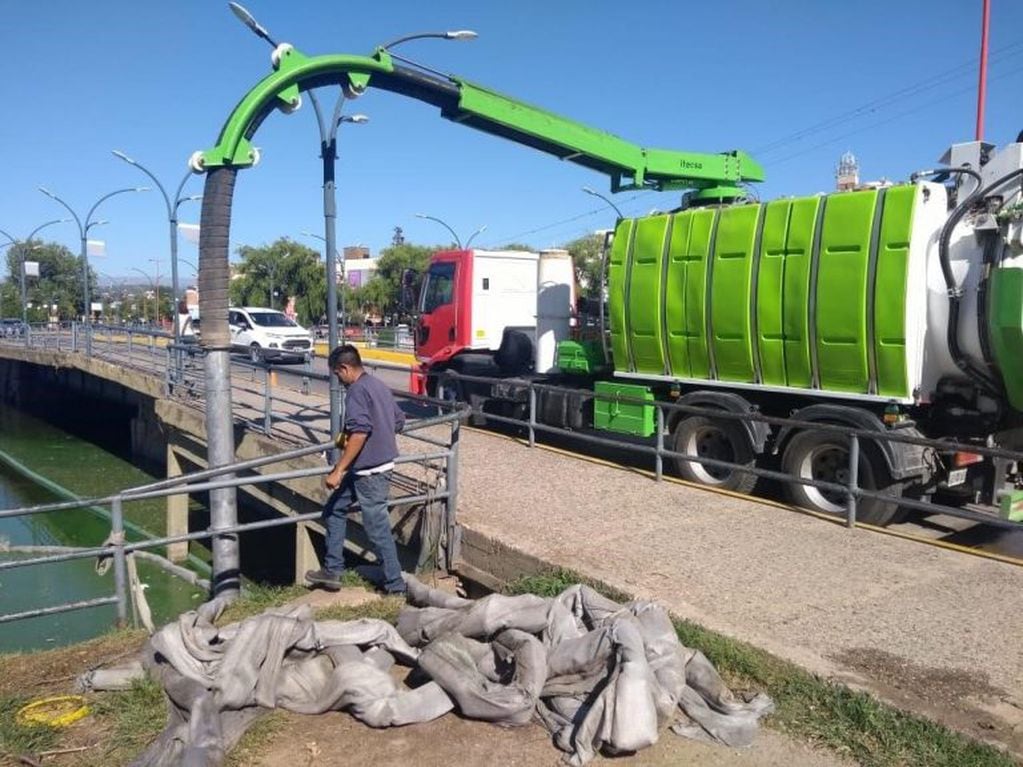 Utilizan camiones atmosféricos para quitar las algas. (Foto: Municipal).