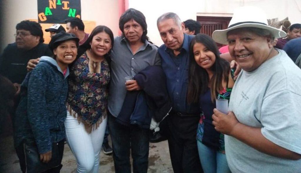 La familia de Vilca recibió con alegría a los amigos de su padre, como Julio "Bicho" Díaz y Fortunato Ramos, entre muchos otros.