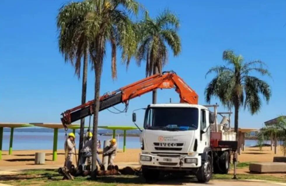 Posadas: obras de iluminación en el balneario El Brete.