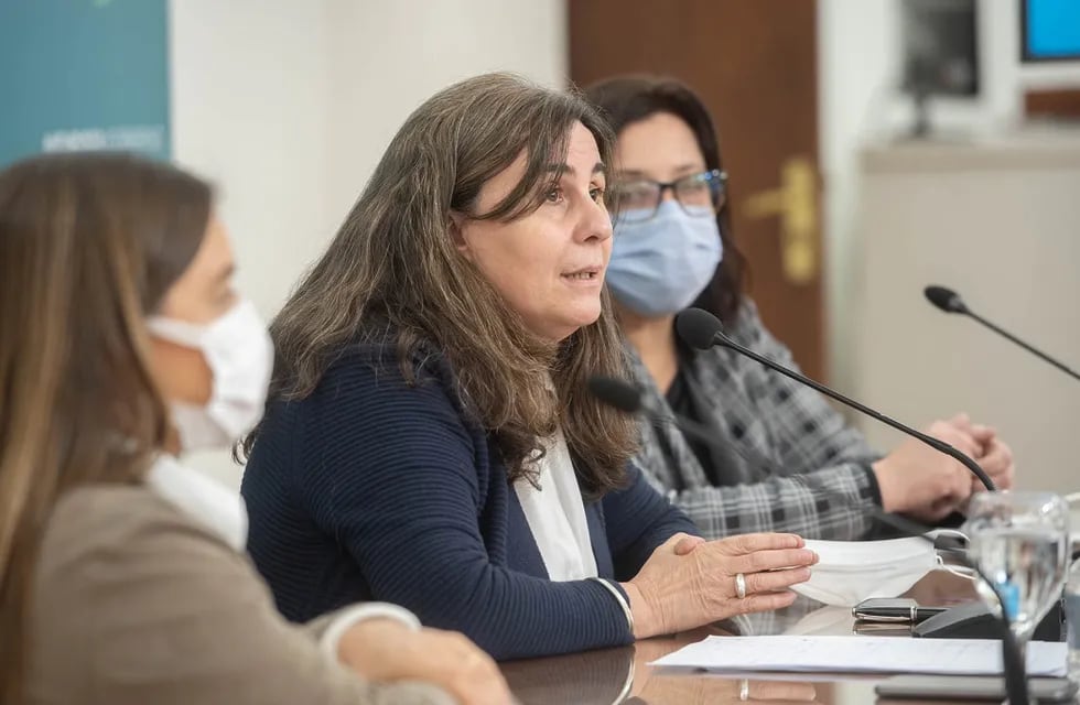 La Ministra de Salud, Ana María Nadal, durante la conferencia de prensa en la que anunció que se vacunará con Moderna como segunda dosis de la Sputnik V a mayores de 60 años. Gentileza
