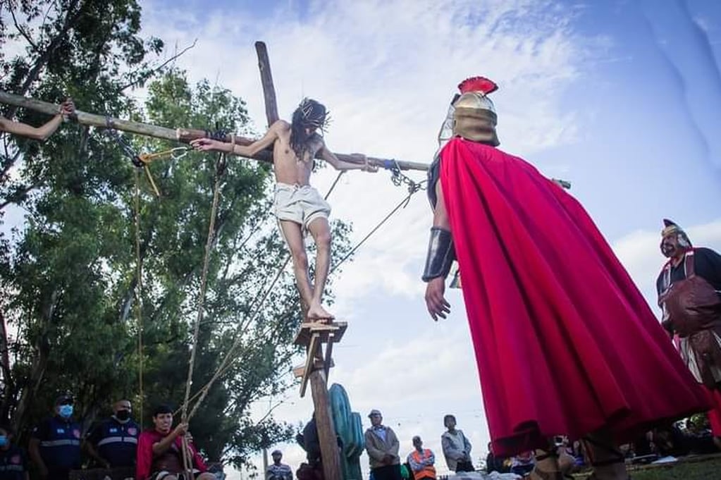 Con sobrecogedoras escenas, el grupo de teatro "Pasión" realiza todos los años una recreación del Vía Crucis, en la ciudad de Palpalá, a 14 km de San Salvador de Jujuy.