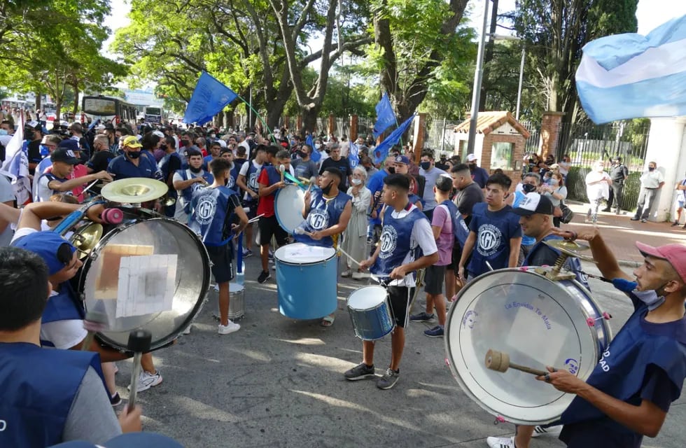 Gremialistas con remeras de diferentes sindicatos se pararon frente a los ingresos donde los vecinos estaban protestando. Foto: Clarín