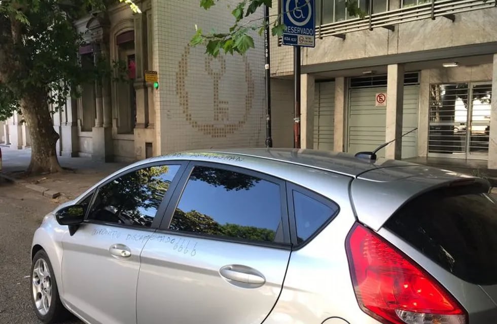 Automovilista estacionó en una zona reservada para discapacitados y una vecina reaccionó con un fibrón. (Vía Rosario)
