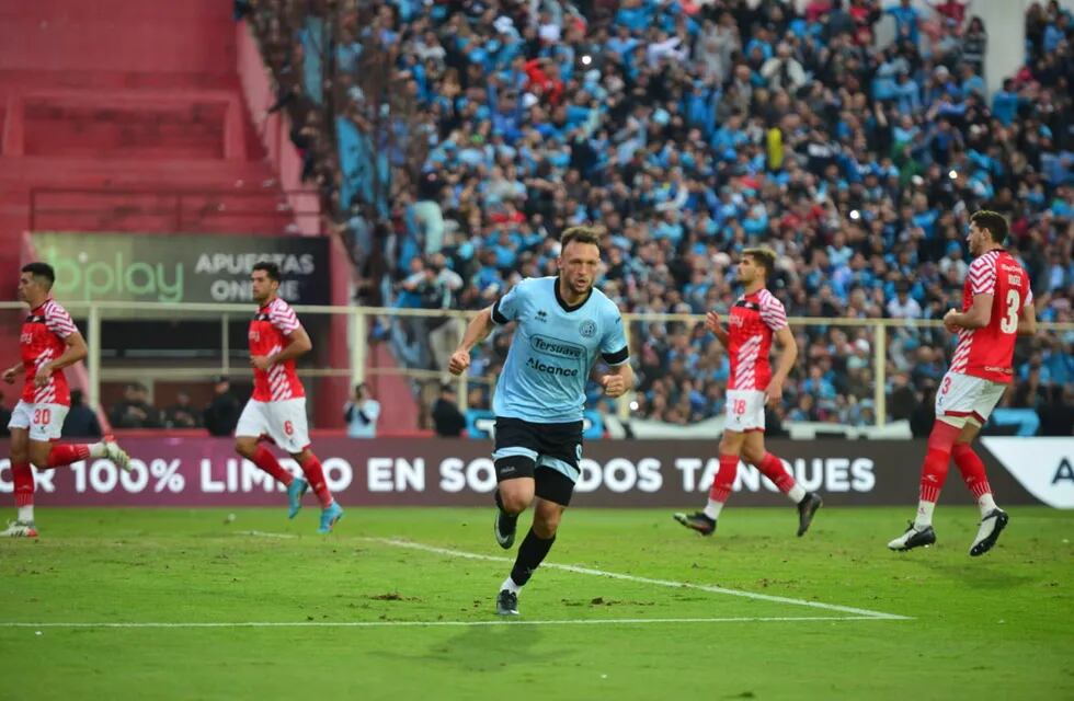 Susvielles y el gol del 1 a 0 para Belgrano ante Estudiantes, de penal. (Nicolás Bravo / La Voz).