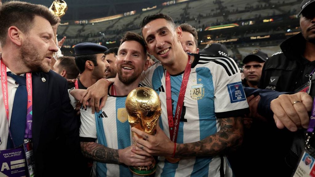 Lionel Messi y Ángel Di María con la Copa del Mundo en Qatar. Este martes, estarán en la caravana. 