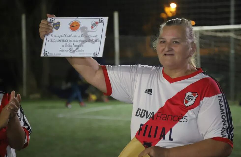 La historia de Kelly, la jugadora de fútbol de 58 años