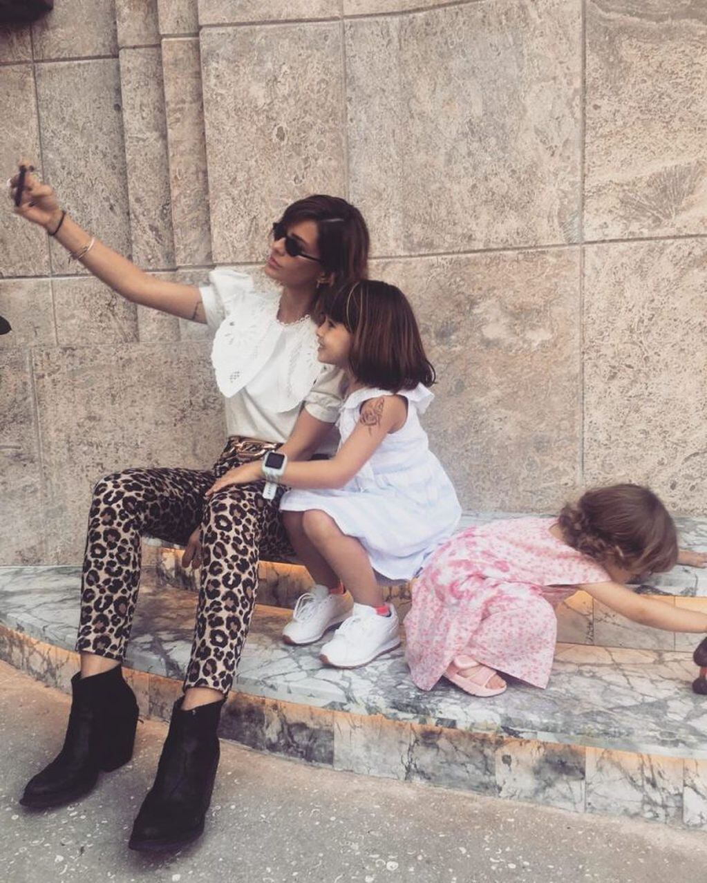 Las vacaciones de la China Suárez junto a sus hijas Rufina Cabré y Magnolia Vicuña (Foto: Instagram/ @sangrejaponesa)