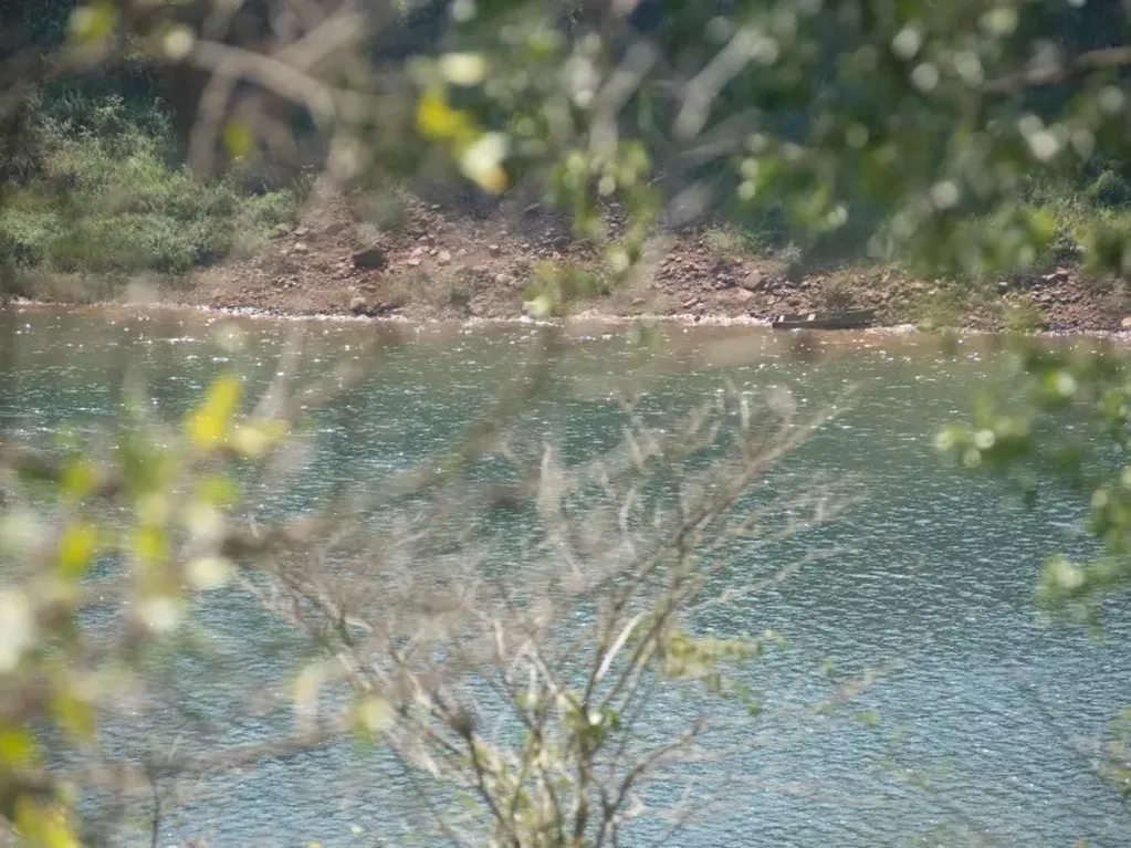 Un colombiano cayó en las aguas del Paraná y es intensamente buscado por la Prefectura en Eldorado.
