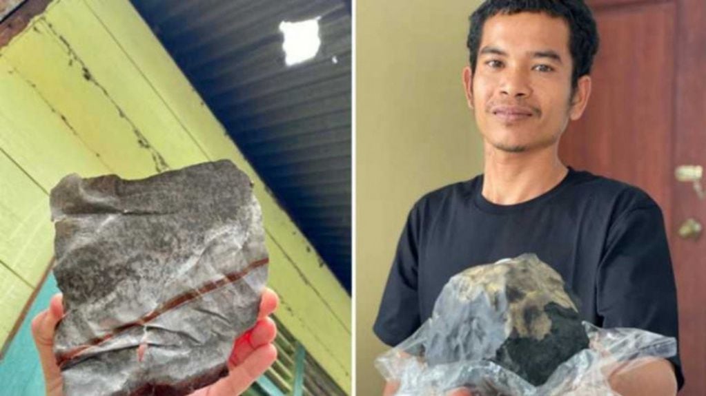 Josua Hutagalung con el meteorito que cayó en su hogar