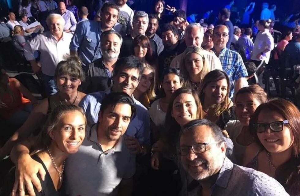 Facundo López junto a los integrantes del Frente Renovador Necochea en el congreso nacional que se realizó ayer en la de San Martín.