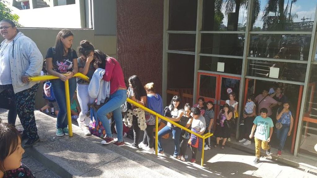 Interminables colas para activar las tarjetas del Boleto Educativo Gratuito en la vieja Terminal de Ómnibus de Córdoba.