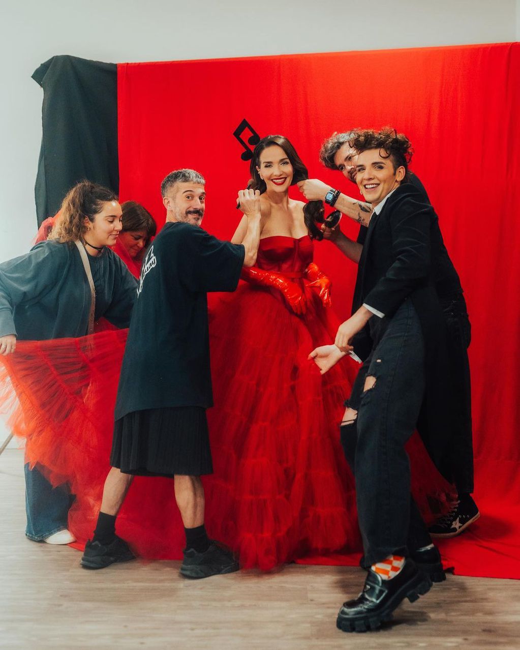 A puro fuego, Natalia Oreiro encandiló a sus fans con un vestido rojo