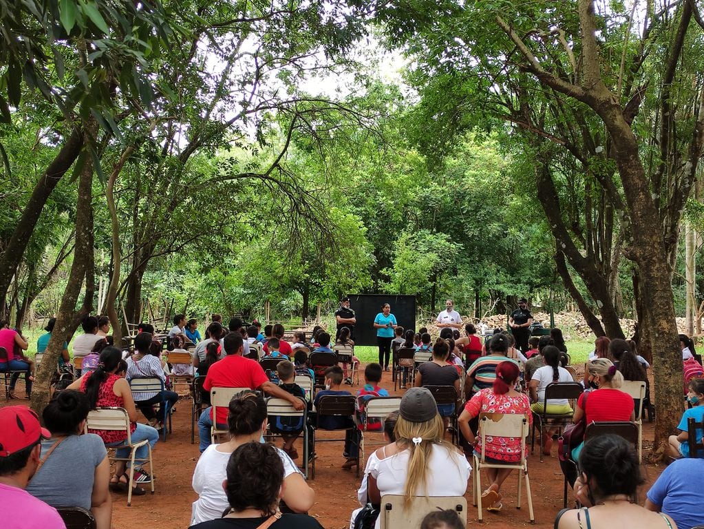 Efectivos policiales realizaron charlas escolares en Puerto Iguazú.