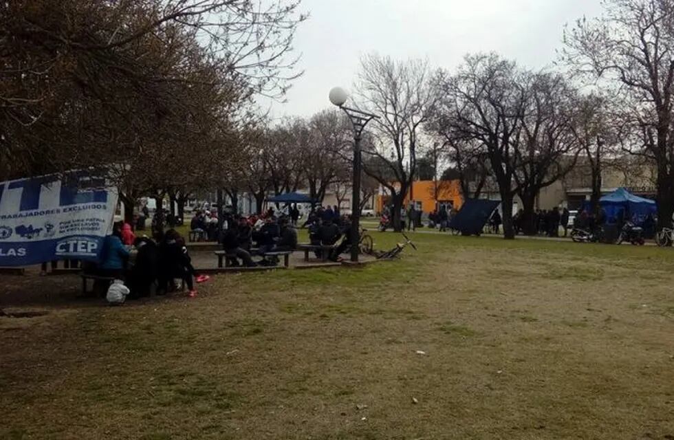 Concentración de agrupaciones sociales en la Plaza 14 de Abril. (MTE San Nicolás)