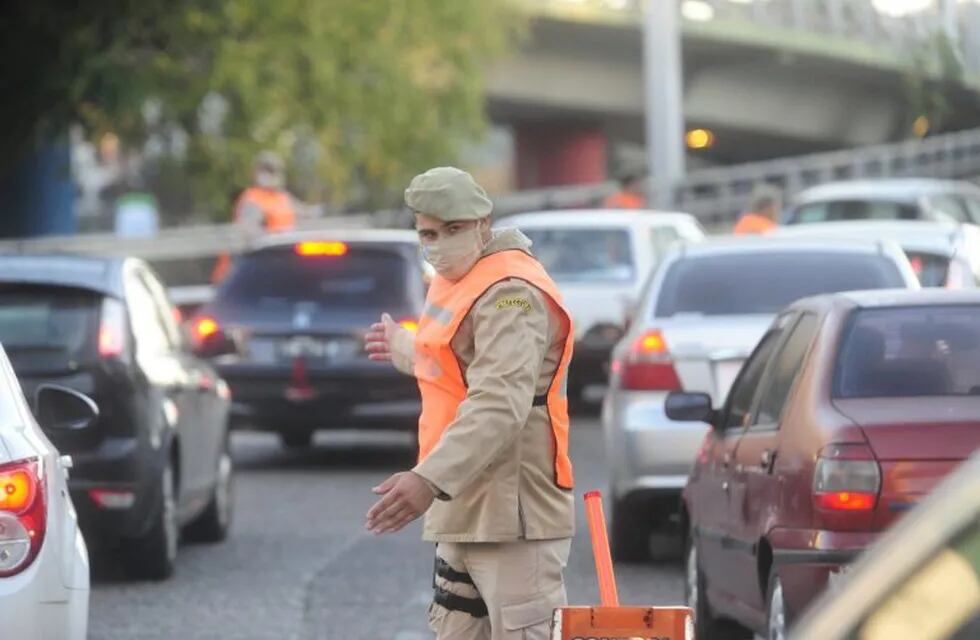 Controles de tránsito en el Puente Pueyrredón este lunes 1 de junio de 2020, día en el que debuta el nuevo permiso único de circulación en Capital Federal y provincia de Buenos Aires. (Clarín)