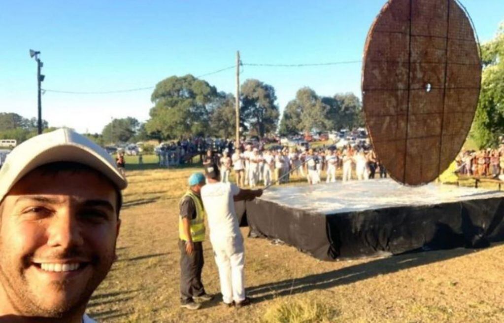 Matías Luján y la torta frita más grande del mundo. (El Observador)