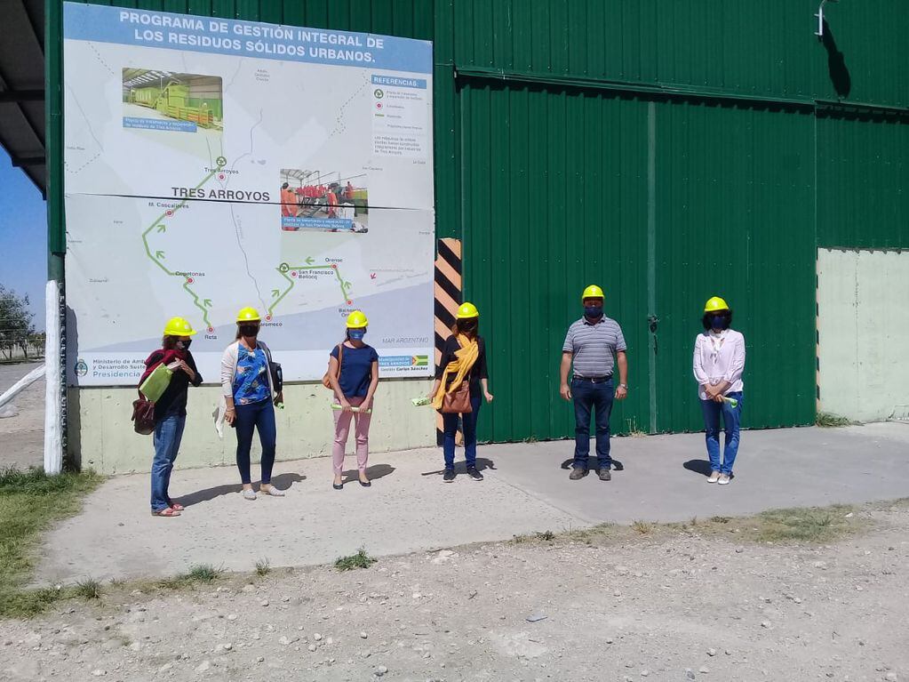 Integrantes del grupo CREA (Consorcio Regional de Experimentación Agrícola) de Tres Arroyos visitaron el Predio de Tratamiento y Disposición Final de Residuos donde funciona la Planta de Separación de Residuos.