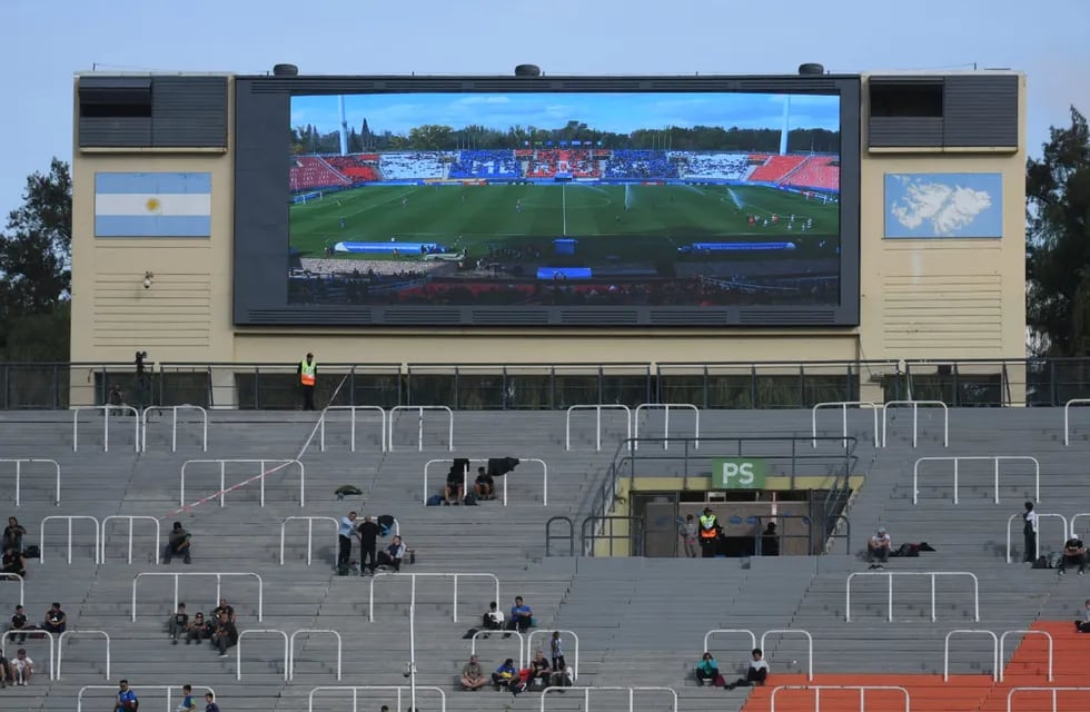Tras la polémica, Rodolfo Suárez pidió que se destape la imagen de las Malvinas en el estadio mendocino