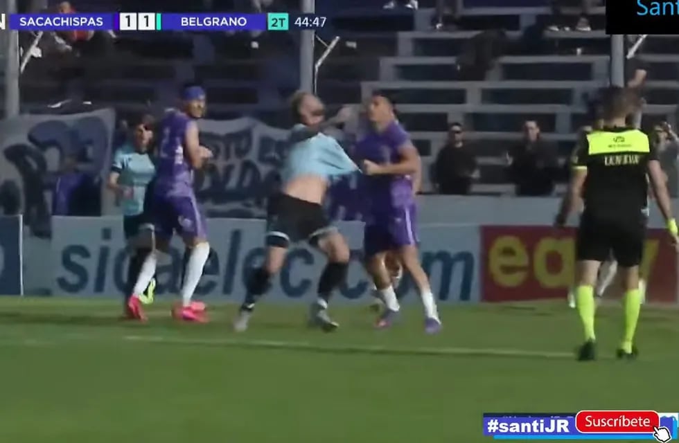 Agarrón a Alejandro Rébola. Penal para Belgrano que el árbitro, frente a la jugada, ignoró (Captura de Imagen).