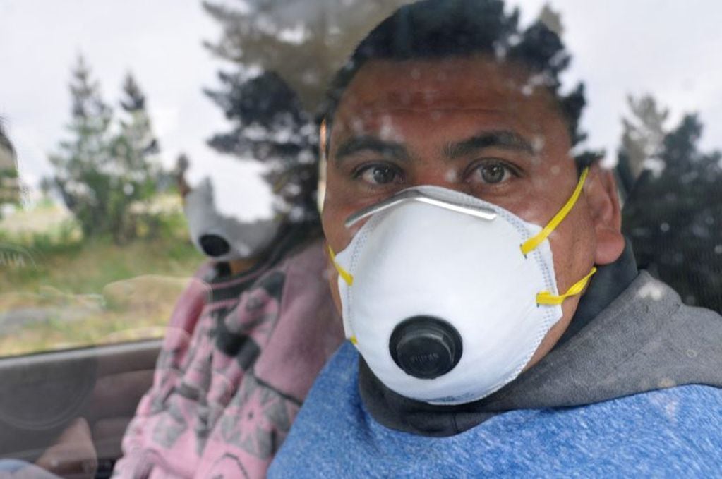 A fruit harvester wearing a face mask looks out the window of his car in Epuyen, Argentina, Friday, Jan. 11, 2019. An Argentine judge has ordered 85 residents of a remote Patagonian town to stay in their homes for at least 30 days to help halt an outbreak of hantavirus in which nine people have died. (AP Photo/Gustavo Zaninelli) epuyen chubut  nuevo brote virus de hantavirus alarma por varias personas muertas contagiadas recorrida por el pueblo donde la gente no puede salir de sus viviendas